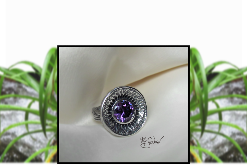 Lily Seedorna, SeebacherDesign, Roots & Colours, Blütenring in 925er Silber, Ring in Blütenform, florales barockes organisches Design, Gartenschmuck, Gothic, mit Zirkonia amethystfarben, Lily Seedorna ist eingetragenes Markenzeichen