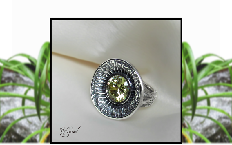 Lily Seedorna, SeebacherDesign, Roots & Colours, Blütenring in 925er Silber, Ring in Blütenform, florales barockes organisches Design, Gartenschmuck, Gothic, mit Zirkonia champagnerfarben, Lily Seedorna ist eingetragenes Markenzeichen