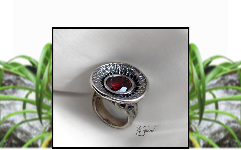 Lily Seedorna, SeebacherDesign, Roots & Colours, Blütenring in 925er Silber, Ring in Blütenform, florales barockes organisches Design, Gartenschmuck, Gothic, mit Zirkonia in granatrot, Lily Seedorna ist eingetragenes Markenzeichen