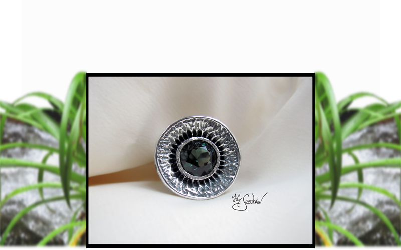 Lily Seedorna, SeebacherDesign, Roots & Colours, Blütenring in 925er Silber, Ring in Blütenform, florales barockes organisches Design, Gartenschmuck, Gothic, mit synthetischem Turmalin, Lily Seedorna ist eingetragenes Markenzeichen
