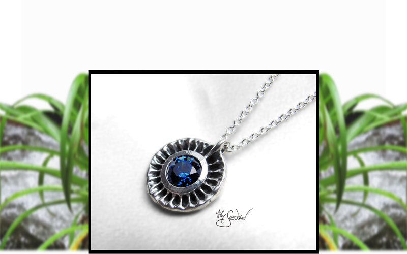 Lily Seedorna, SeebacherDesign, Sparkle, Blütenanhänger in 925er Silber, Anhänger in Blütenform, florales barockes organisches Design, Gartenschmuck, Gothic, mit blauem Zirkonia, Lily Seedorna ist eingetragenes Markenzeichen