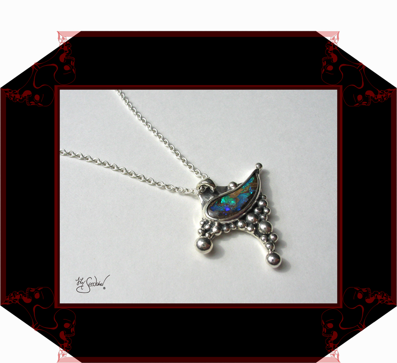 LilySeedorna-OrnamentumExMedio-Anhänger_mit_Boulderopal-Opal-1-organisches_fantastisches_barockes_Design-Autorenschmuck-Fantasyschmuck-Gothic-Silber-Drachenschmuck-Lily-Seedorna_ist_eingetragenes_Markenzeichen