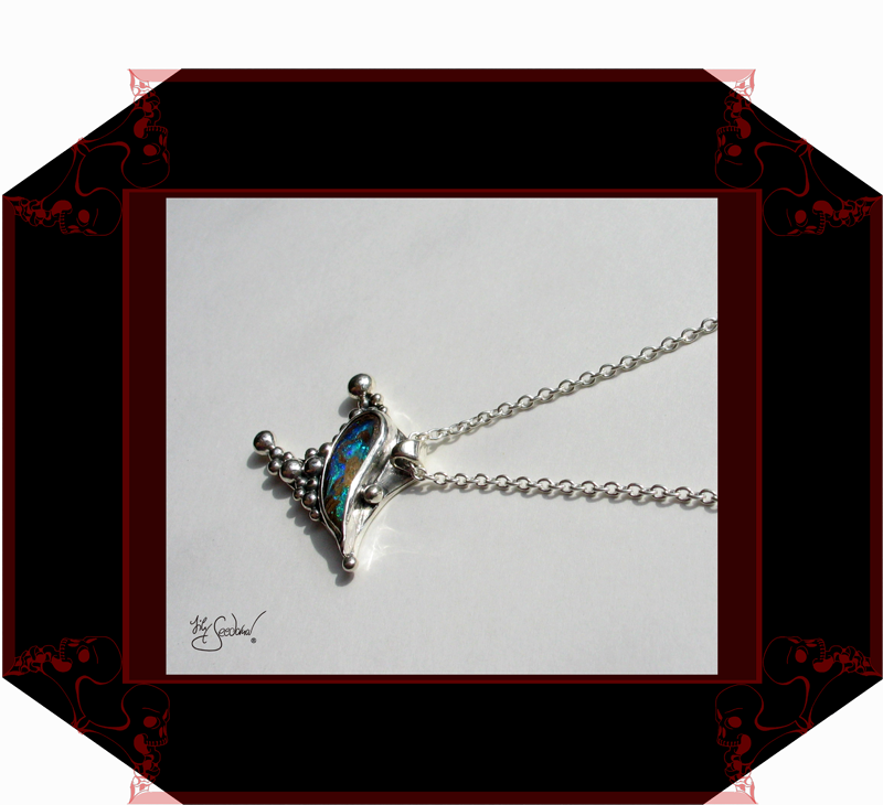 LilySeedorna-OrnamentumExMedio-Anhänger_mit_Boulderopal-Opal-3-organisches_fantastisches_barockes_Design-Autorenschmuck-Fantasyschmuck-Gothic-Silber-Drachenschmuck-Lily-Seedorna_ist_eingetragenes_Markenzeichen