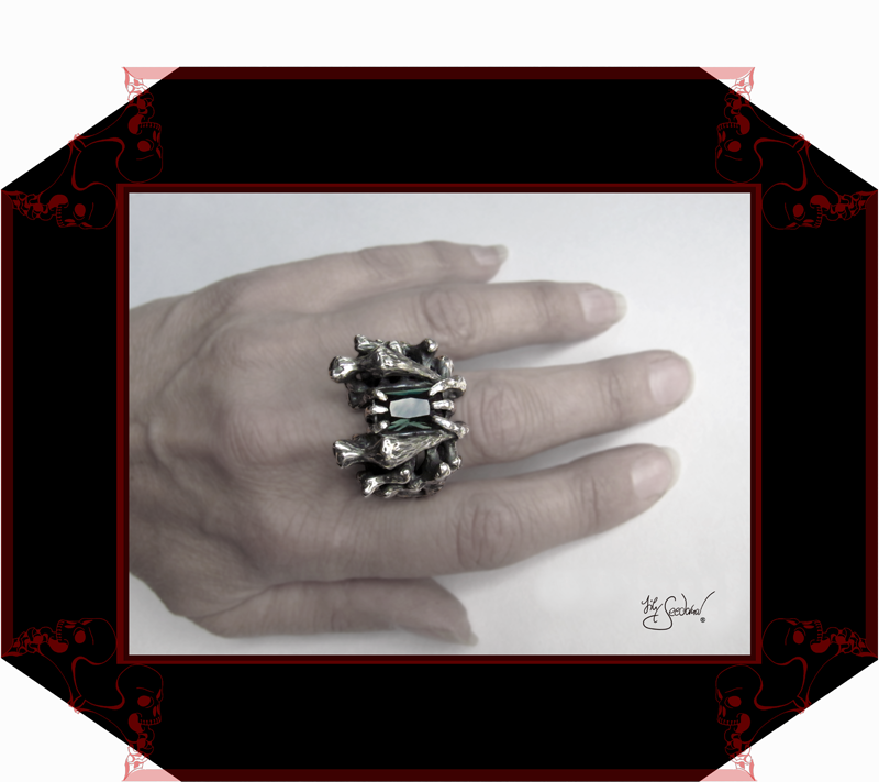 LilySeedorna-OrnamentumExMedio-Vanitasgedanke-RawPieces_Ring_synth_Turmalin_3-1-organisches_fantastisches_barockes_Design-Autorenschmuck-Fantasyschmuck-Gothic-Silber-Drachenschmuck-Lily-Seedorna_ist_eingetragenes_Markenzeichen