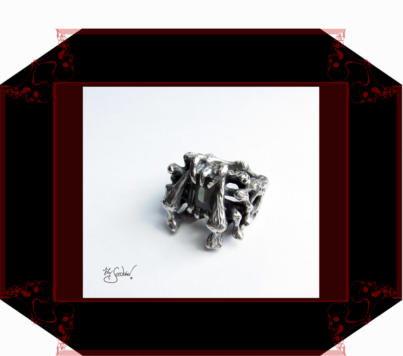 LilySeedorna-OrnamentumExMedio-Vanitasgedanke-RawPieces_Ring_synth_Turmalin_3-3-organisches_fantastisches_barockes_Design-Autorenschmuck-Fantasyschmuck-Gothic-Silber-Drachenschmuck-Lily-Seedorna_ist_eingetragenes_Markenzeichen