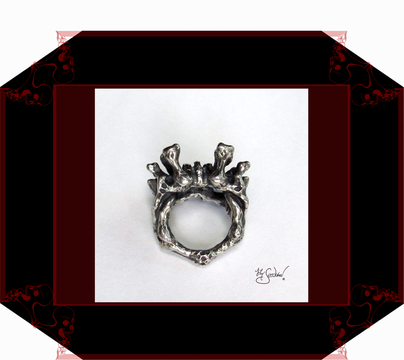 LilySeedorna-OrnamentumExMedio-Vanitasgedanke-RawPieces_Ring_synth_Turmalin_3-4-organisches_fantastisches_barockes_Design-Fantasyschmuck-Gothic-Silber-Drachenschmuck-Lily-Seedorna_ist_eingetragenes_Markenzeichen